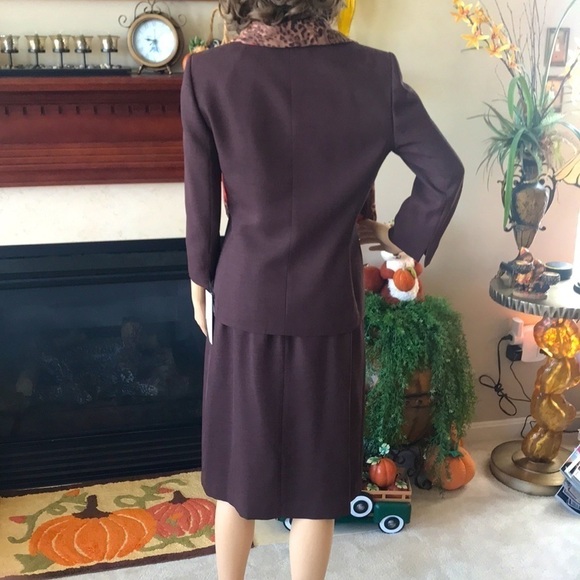 Brand New Le Suit Brown 2-pc Skirt Suit with Scarf - Picture 6 of 16
